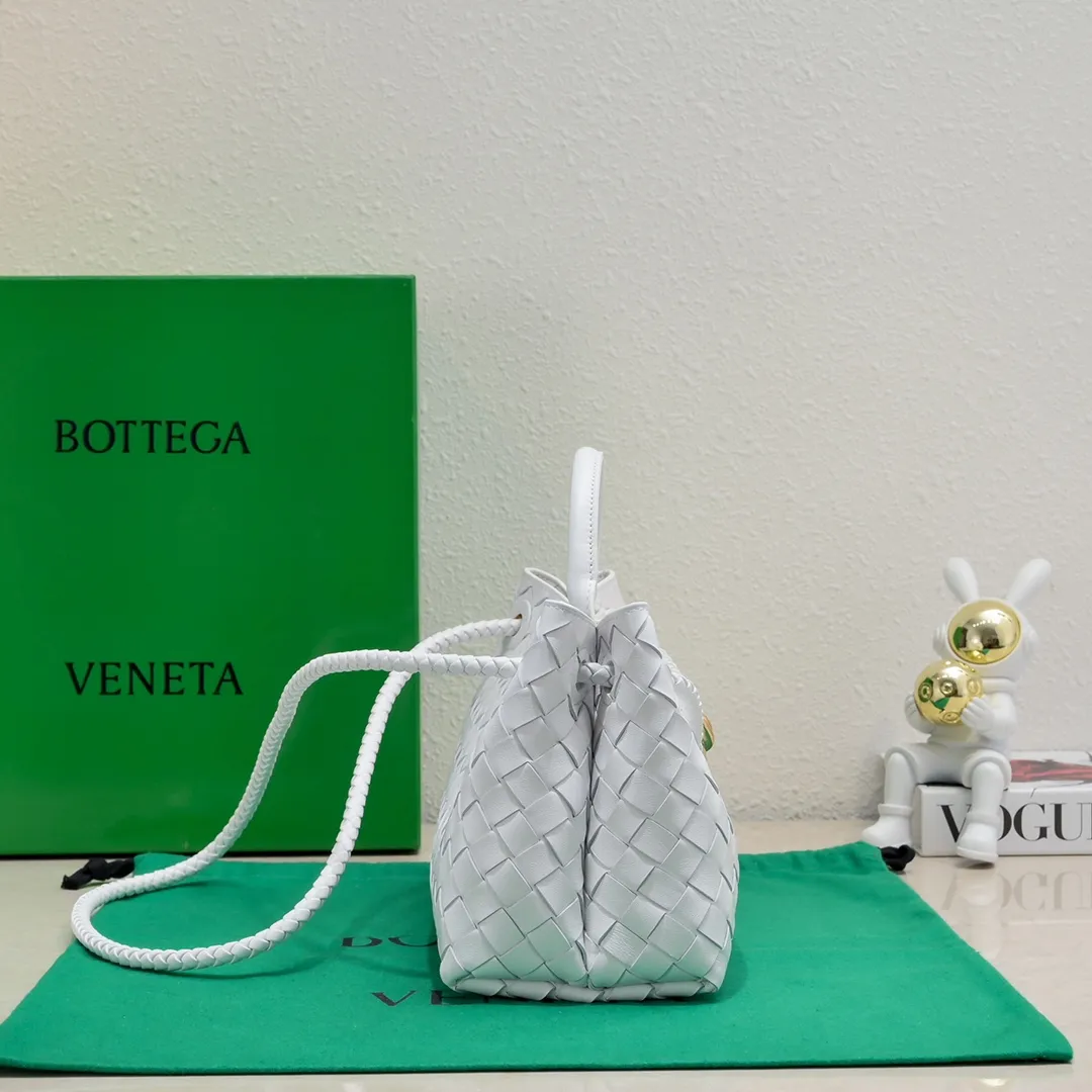 Batch 1960 #Bottega Veneta new horizontal Andiamo handbag, many stars have the same style 🎈 Classic full-body leather weaving with golden rope buckle, stable and chic enough [proud] The whole body is made of Nappa sheep leather, comfortable, soft and dynamic. The sliding metal rope buckle can adjust the shoulder strap, single shoulder / handbag / crossbody, multiple carrying methods, large bag capacity, suitable for commuting / daily / travel This bag is divided into small/medium/large sizes. There is always one that suits you, so take me with you🎀🎀 Size: 29x18x10 Model: 6463#